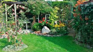 einen Garten mit Pflanzen und Blumen in der Unterkunft Ferienwohnung-Kappl in Tännesberg