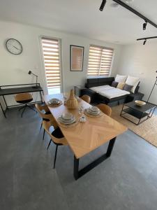 ein Wohnzimmer mit einem Tisch und einem Sofa in der Unterkunft TWIN HOUSE in Gyál