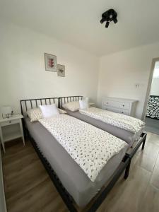 2 camas individuales en un dormitorio con en TWIN HOUSE, en Gyál