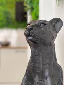 une statue en bronze d'une statuette de chat dans l'établissement Tous'o'Zoo, au cœur du centre-ville, à Saint-Aignan