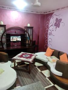 uma sala de estar com um sofá e uma mesa em App11- BELAL - Enjoy the privacy of staying in a quiet apartment with free Wi-Fi as your complete second home in the heart of Hurghada em Hurghada