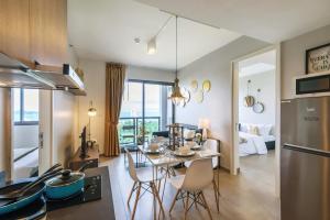 Kuchyň nebo kuchyňský kout v ubytování Amazingly UNIXX 2 Bedroom Condo in Pattaya