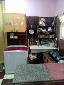 uma pequena cozinha com um lavatório e um balcão em App11- BELAL - Enjoy the privacy of staying in a quiet apartment with free Wi-Fi as your complete second home in the heart of Hurghada em Hurghada