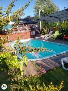 哥倫布的住宿－Complejo El Espinillo，庭院内的游泳池,配有桌椅