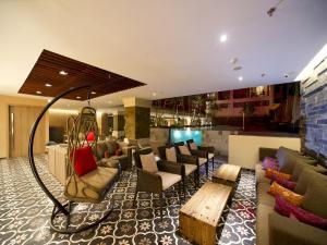 Area lounge atau bar di Grand Zuri Kuta Bali
