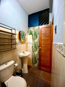 a bathroom with a toilet and a sink at Bijao Hostel in Tarapoto