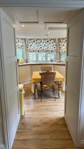 une salle à manger avec une table jaune et quelques fenêtres dans l'établissement Annex Fishers Yard, à York