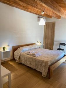 1 dormitorio con 1 cama grande en una habitación en B&B Pelagos, en Castellammare del Golfo