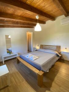 1 dormitorio con 1 cama grande en una habitación en B&B Pelagos, en Castellammare del Golfo
