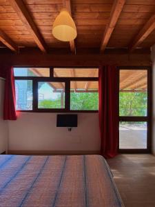 カステッランマーレ・デル・ゴルフォにあるB&B Pelagosのベッドルーム(ベッド1台、薄型テレビ付)