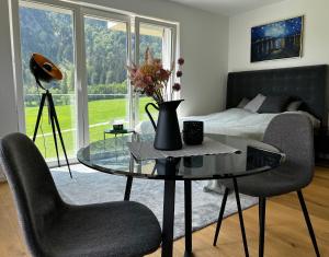 a living room with a table and chairs and a bed at Appartement Louis in Oberammergau