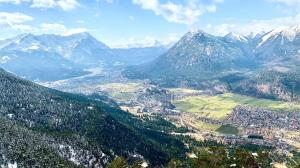 uma vista aérea de um vale nas montanhas em Appartement Louis em Oberammergau