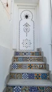 un conjunto de escaleras con azulejos en Dar Fatma en Hammamet