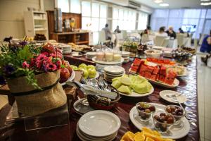 una línea de buffet con platos de comida en una mesa en San Martin Hotel y Spa en San Rafael