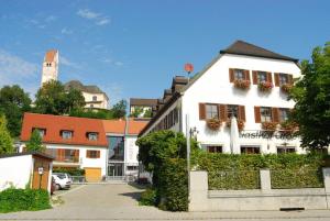 ein weißes Gebäude mit Blumen auf der Seite in der Unterkunft Hotel Gasthof Groß in Bergkirchen