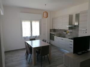 Kuchyňa alebo kuchynka v ubytovaní Centralissimo ed arioso appartamento a Palau