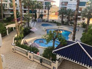 Bazén v ubytovaní Apartment near La Mata beach alebo v jeho blízkosti