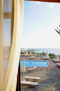 Bazén v ubytovaní Hersonissos Village Hotel & Bungalows alebo v jeho blízkosti