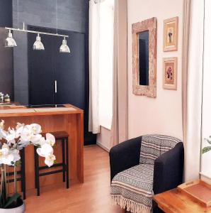 - un salon avec une chaise et une table dans l'établissement Tourny - Studio cosy Centre médiéval Sarlat, à Sarlat-la-Canéda