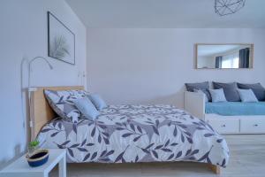 Una cama o camas en una habitación de Logement Elia 6 fotos más