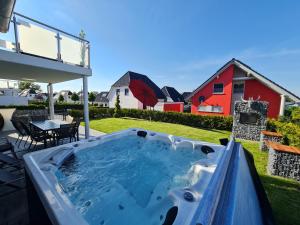 uma banheira de hidromassagem no quintal de uma casa em Seevilla Dubai - Luxus Ferienhaus em Göhren-Lebbin