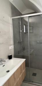 bagno con doccia e lavandino bianco di Le dimore del salento appartamento 2 a Tricase