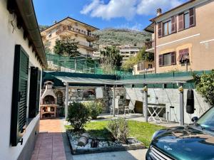 a view of a house with a yard with a grill at Casetta di Chri in Chiavari