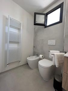 bagno con servizi igienici, vasca e finestra di Le dimore del salento appartamento 2 a Tricase