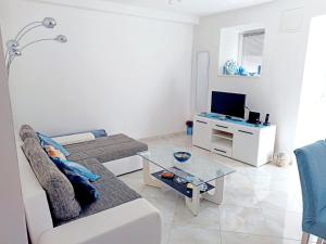 - un salon avec un canapé et une table en verre dans l'établissement Villa Tanya - modern 3 bedroom house seconds away from the sea, à Zaton