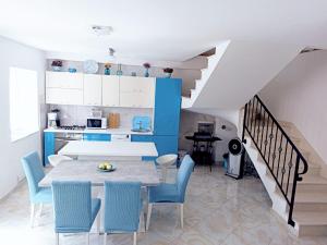 eine Küche und ein Esszimmer mit einem Tisch und Stühlen in der Unterkunft Villa Tanya - modern 3 bedroom house seconds away from the sea in Zaton