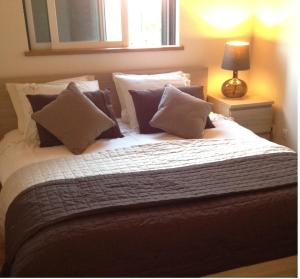 パデルネにあるCasa Estellianeのベッドルーム1室(枕付きのベッド1台、窓付)