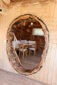 MesteriにあるEHM Baumhaus Chaletのログキャビン内のテーブル付きの広い木造の客室です。