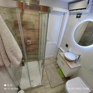 a bathroom with a shower and a toilet and a sink at Casa di Nastya in Pretoro