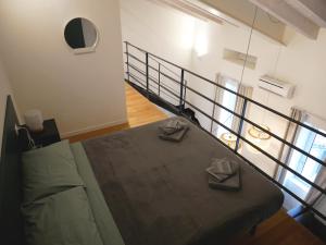 Un dormitorio con una cama con dos zapatos. en PORTA NUOVA - Casa Vacanze Ai Mille - 5, en Bérgamo