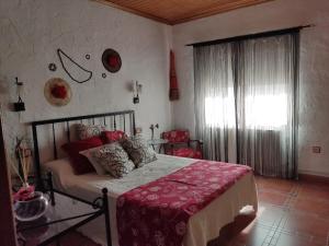 1 dormitorio con 1 cama con manta roja en Rincón de Morote, en Molinicos