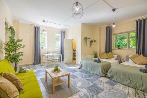 ein Wohnzimmer mit 2 Betten und einem Sofa in der Unterkunft The house Kaunas in Kaunas