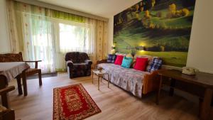 un salon avec un canapé et un tableau au mur dans l'établissement Atina Hotel, à Bad Wildbad 43 autres photos