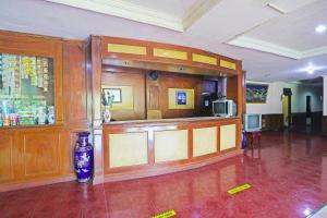 a lobby with a bar in a building at Super OYO 90382 Hotel Sarah Sukabumi in Wanasari