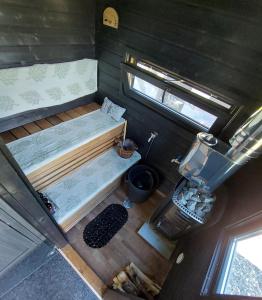 eine Aussicht auf ein Schlafzimmer in einem Wohnwagen in der Unterkunft ReindeerNook in Kuusamo