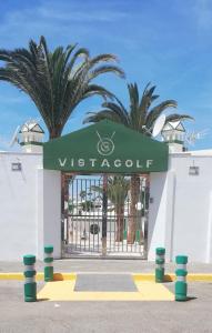 un cancello per il cartello di vendituraotide di fronte a un edificio di Bungalow con piscina Maspalomas a Maspalomas