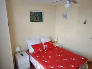 サン・イシドロにあるSan Isidroのベッドルーム1室(赤いシーツと白い枕のベッド1台付)