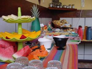 una mesa con un montón de diferentes tipos de sandías en Pousada Canto De Imbassai, en Imbassai