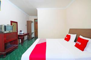 a hotel room with a bed and a tv at Super OYO 90382 Hotel Sarah Sukabumi in Wanasari