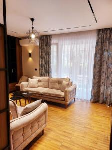 uma sala de estar com dois sofás e uma mesa em Olives Residence em Dhërmi