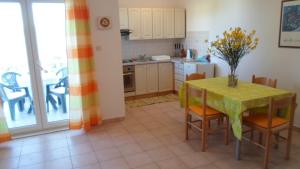 Kuchyň nebo kuchyňský kout v ubytování Apartments Barić Kučište