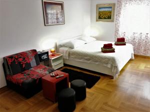 - une petite chambre avec un lit et un canapé dans l'établissement Apartments Mara Cres, à Cres