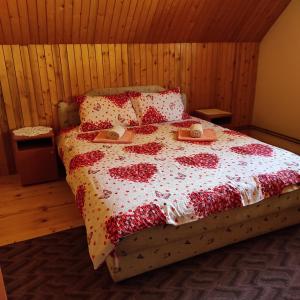 een slaapkamer met een bed met twee klokken erop bij Apartmani Ćetković in Žabljak