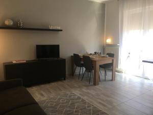 Televízia a/alebo spoločenská miestnosť v ubytovaní Casa di Babi