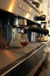 Una cafetera está haciendo una taza de café en Hotel-Restaurante Ancora, en Puerto López