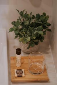 a wooden tray with a candle and a glass at CASADORIO in Constância